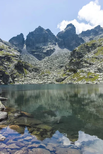 Enge (Strashnoto) Lake en Kupens pieken, Rila Mountain, Bulgari — Stockfoto