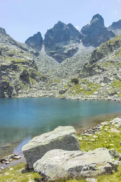 Strašidelné (Strashnoto) Lake And Kupens Peaks, Rila Mountain, Bulgari — Stock fotografie