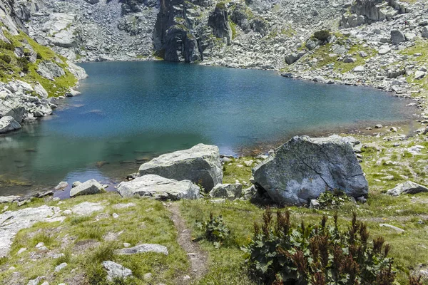 Straszne (Strashnoto) Jezioro i szczyty Kupens, Góra Rila, Bulgari — Zdjęcie stockowe