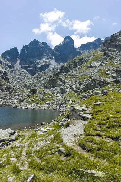 Ijesztő (Strashnoto) tó és Kupens csúcsok, Rila hegy, Bulgari — Stock Fotó