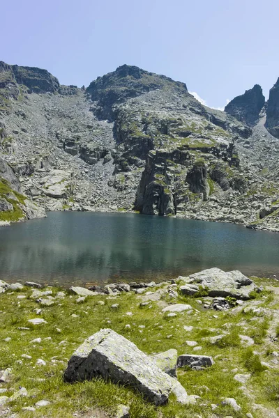 Enge (Strashnoto) Lake en Kupens pieken, Rila Mountain, Bulgari — Stockfoto