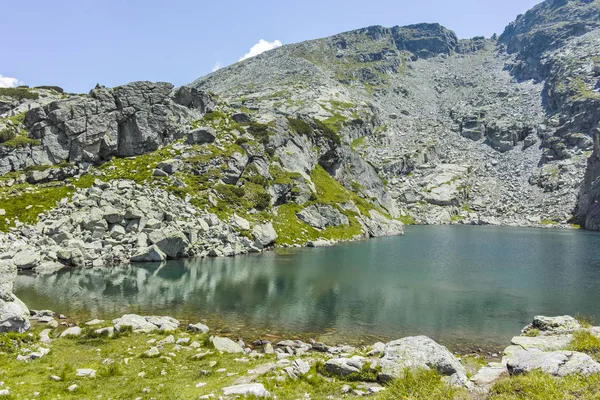 Strašidelné (Strashnoto) Lake And Kupens Peaks, Rila Mountain, Bulgari — Stock fotografie