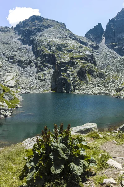 Enge (Strashnoto) Lake en Kupens pieken, Rila Mountain, Bulgari — Stockfoto