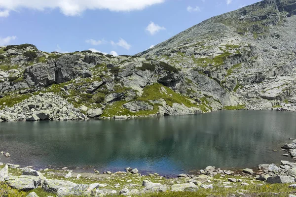 Enge (Strashnoto) Lake en Kupens pieken, Rila Mountain, Bulgari — Stockfoto