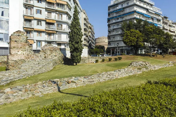 Straße und antike Ruinen in der Stadt Thessaloniki, Griechenland — Stockfoto