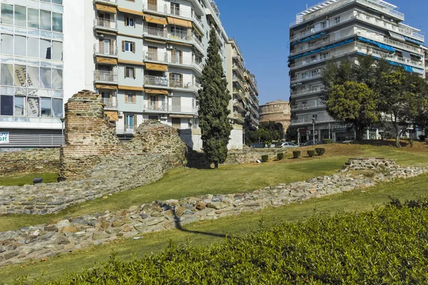 Straße und antike Ruinen in der Stadt Thessaloniki, Griechenland — Stockfoto