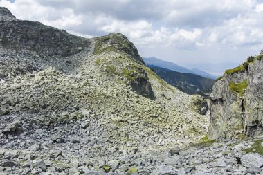 Korkunç gölden Kupens tepelerine, Rila Dağı 'na kadar uzanan patika.