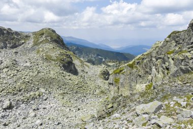 Korkunç gölden Kupens tepelerine, Rila Dağı 'na kadar uzanan patika.