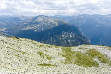 Korkunç gölden Kupens tepelerine, Rila Dağı 'na kadar uzanan patika.