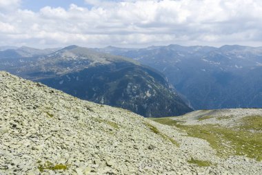 Korkunç gölden Kupens tepelerine, Rila Dağı 'na kadar uzanan patika.