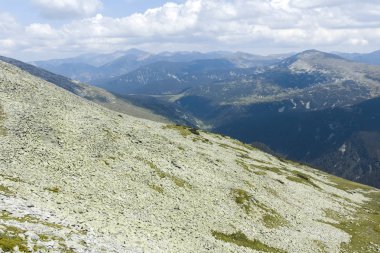 Korkunç gölden Kupens tepelerine, Rila Dağı 'na kadar uzanan patika.