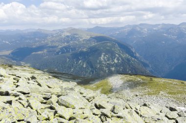 Korkunç gölden Kupens tepelerine, Rila Dağı 'na kadar uzanan patika.