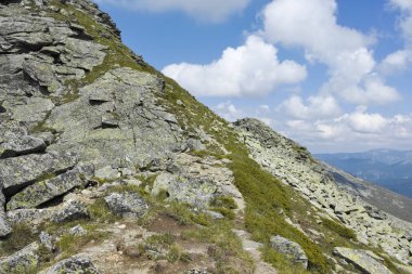 Korkunç gölden Kupens tepelerine, Rila Dağı 'na kadar uzanan patika.