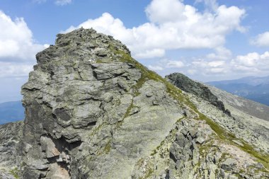 Korkunç gölden Kupens tepelerine, Rila Dağı 'na kadar uzanan patika.
