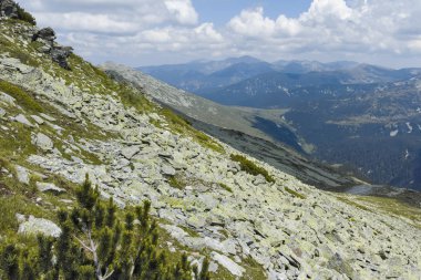 Korkunç gölden Kupens tepelerine, Rila Dağı 'na kadar uzanan patika.
