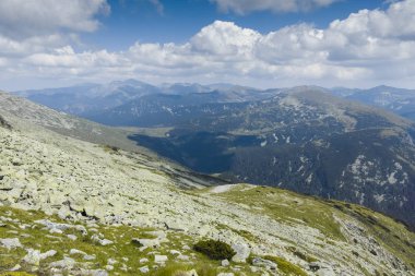 Korkunç gölden Kupens tepelerine, Rila Dağı 'na kadar uzanan patika.