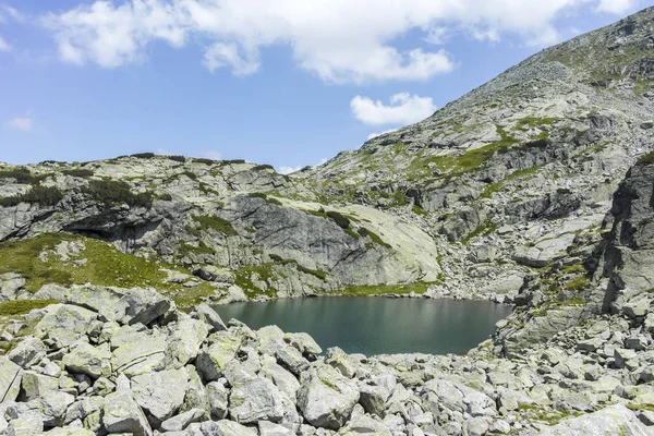 Landschap van het pad van Scary Lake naar Kupens pieken, Rila Mount — Stockfoto