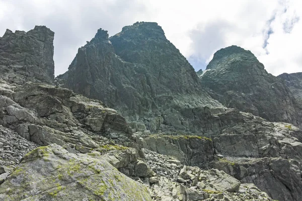 Landschaft vom gruseligen See bis zu den kupens-Gipfeln, rila mount — Stockfoto