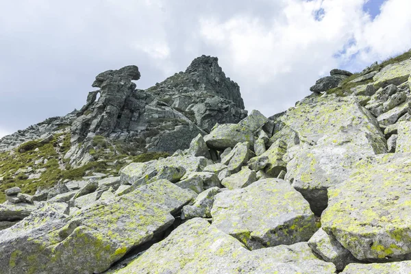 Paisaje desde el sendero del lago Scary a los picos de Kupens, Monte Rila —  Fotos de Stock