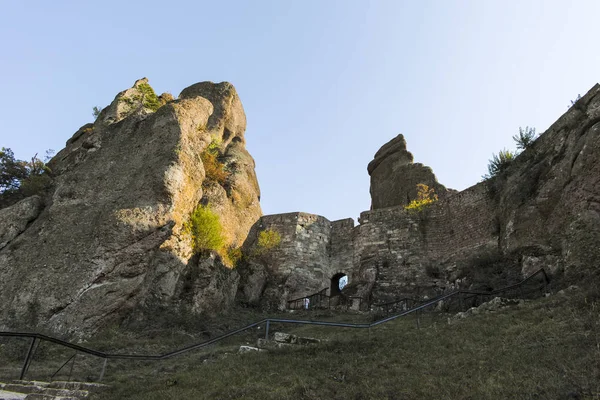 불가리아의 칼 레토로 알려져 있는 벨 그램 치크 요새의 폐허 — 스톡 사진