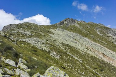 Kupen tepelerinden Orlovets tepesine, Rila M 'ye kadar olan yürüyüş yolunun görüntüsü