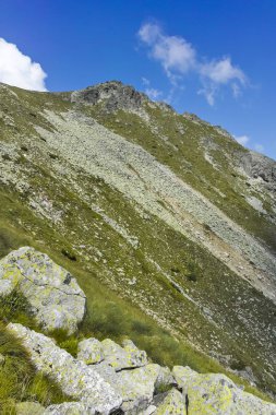 Kupen tepelerinden Orlovets tepesine, Rila M 'ye kadar olan yürüyüş yolunun görüntüsü