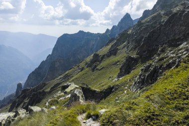 Kupen tepelerinden Orlovets tepesine, Rila M 'ye kadar olan yürüyüş yolunun görüntüsü