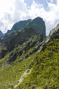 Kupen tepelerinden Orlovets tepesine, Rila M 'ye kadar olan yürüyüş yolunun görüntüsü