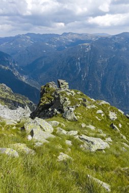 Kupen tepelerinden Orlovets tepesine, Rila M 'ye kadar olan yürüyüş yolunun görüntüsü