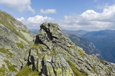 Kupen tepelerinden Orlovets tepesine, Rila M 'ye kadar olan yürüyüş yolunun görüntüsü