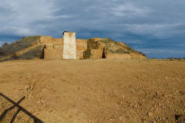 MANOLE, BULGARIA - 23 Aralık 2019: Bulgaristan 'ın Plovdiv kenti yakınlarındaki Manole kasabasında Maltepe arkeoloji alanında antik Roma kulesi