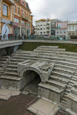 Filibe, Bulgaristan - 23 Aralık 2019: Bulgaristan 'ın Filibe kentindeki merkez yaya caddesinde yürüyen insanlar