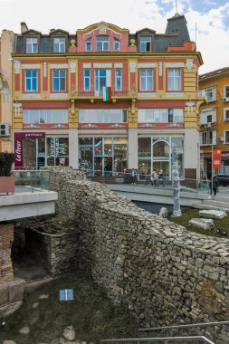 Filibe, Bulgaristan - 23 Aralık 2019: Bulgaristan 'ın Filibe kentindeki merkez yaya caddesinde yürüyen insanlar