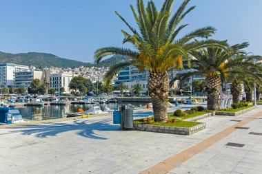 KAVALA, GREECE - 22 Haziran 2019: Kavala, Doğu Makedonya ve Trakya kıyı şeridinin panoramik manzarası, Yunanistan