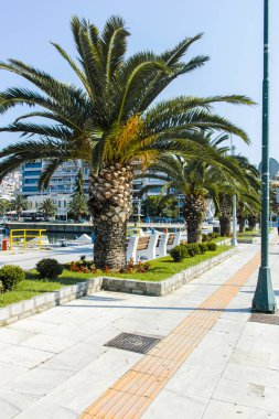 KAVALA, GREECE - 22 Haziran 2019: Kavala, Doğu Makedonya ve Trakya kıyı şeridinin panoramik manzarası, Yunanistan