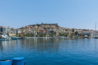 KAVALA, GREECE - 22 Haziran 2019: Kavala, Doğu Makedonya ve Trakya kıyı şeridinin panoramik manzarası, Yunanistan