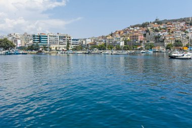 KAVALA, GREECE - 22 Haziran 2019: Kavala, Doğu Makedonya ve Trakya kıyı şeridinin panoramik manzarası, Yunanistan