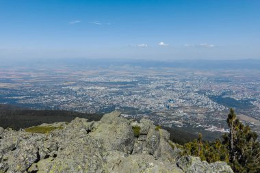 Bulgaristan 'ın Vitosha Dağı' ndaki Kamen Del Peak kentinden Sofya 'nın panoramik manzarası