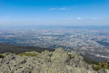 Bulgaristan 'ın Vitosha Dağı' ndaki Kamen Del Peak kentinden Sofya 'nın panoramik manzarası