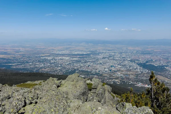 ブルガリアのヴィトシャ山の仮面デルピークからのソフィア市のパノラマビュー — ストック写真