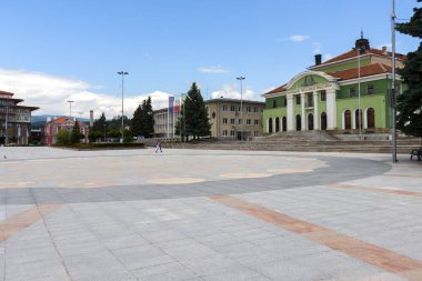 PANAGYURISHTE, BULGARIA - 30 Mayıs 2020: Bulgaristan 'ın Pazardzhik Bölgesi' nin Panagyurishte kentinin merkez meydanının panoraması
