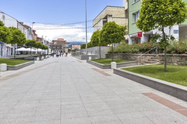 PANAGYURISHTE, BULGARIA - 30 Mayıs 2020: Bulgaristan 'ın Pazardzhik Bölgesi' nin Panagyurishte kentinin merkez meydanının panoraması