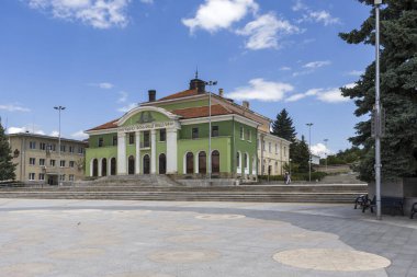 PANAGYURISHTE, BULGARIA - 30 Mayıs 2020: Bulgaristan 'ın Pazardzhik Bölgesi' nin Panagyurishte kentinin merkez meydanının panoraması