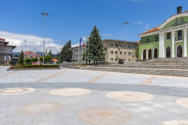 PANAGYURISHTE, BULGARIA - 30 Mayıs 2020: Bulgaristan 'ın Pazardzhik Bölgesi' nin Panagyurishte kentinin merkez meydanının panoraması