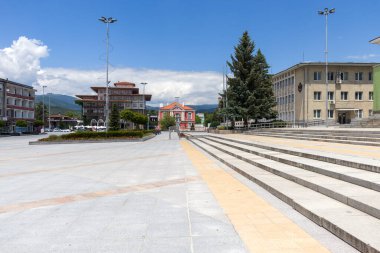 PANAGYURISHTE, BULGARIA - 30 Mayıs 2020: Bulgaristan 'ın Pazardzhik Bölgesi' nin Panagyurishte kentinin merkez meydanının panoraması