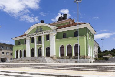 PANAGYURISHTE, BULGARIA - 30 Mayıs 2020: Bulgaristan 'ın Pazardzhik Bölgesi' nin Panagyurishte kentinin merkez meydanının panoraması