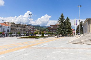 PANAGYURISHTE, BULGARIA - 30 Mayıs 2020: Bulgaristan 'ın Pazardzhik Bölgesi' nin Panagyurishte kentinin merkez meydanının panoraması