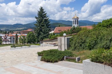 PANAGYURISHTE, BULGARIA - 13 Aralık 2013: Bulgaristan 'ın Pazardzhik Bölgesi' nin Panagyurishte kasabasındaki Kutsal Bakire Meryem Kilisesi