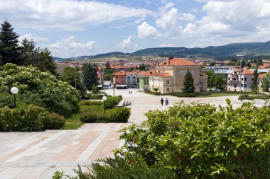 PANAGYURISHTE, BULGARIA - 30 Mayıs 2020: Bulgaristan 'ın Pazardzhik Bölgesi' nin Panagyurishte kentinin panoramik manzarası