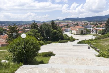 PANAGYURISHTE, BULGARIA - 30 Mayıs 2020: Bulgaristan 'ın Pazardzhik Bölgesi' nin Panagyurishte kentinin panoramik manzarası